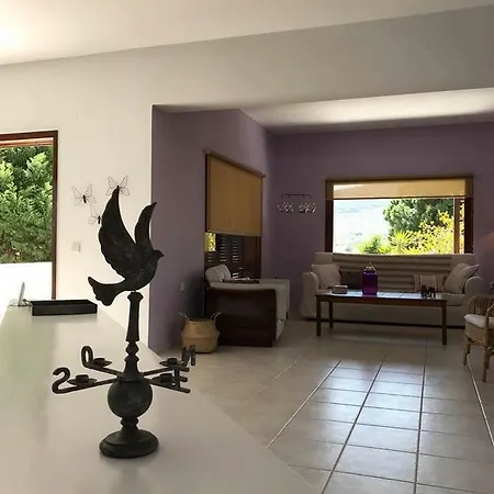 Vila Julia Βίλα *
