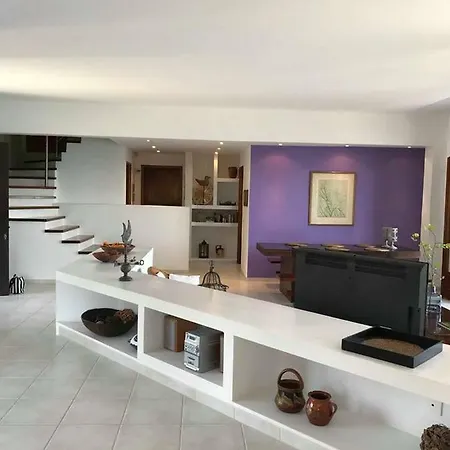Vila Julia Βίλα *