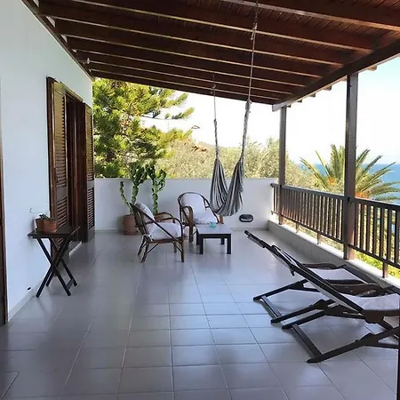 Vila Julia Βίλα *